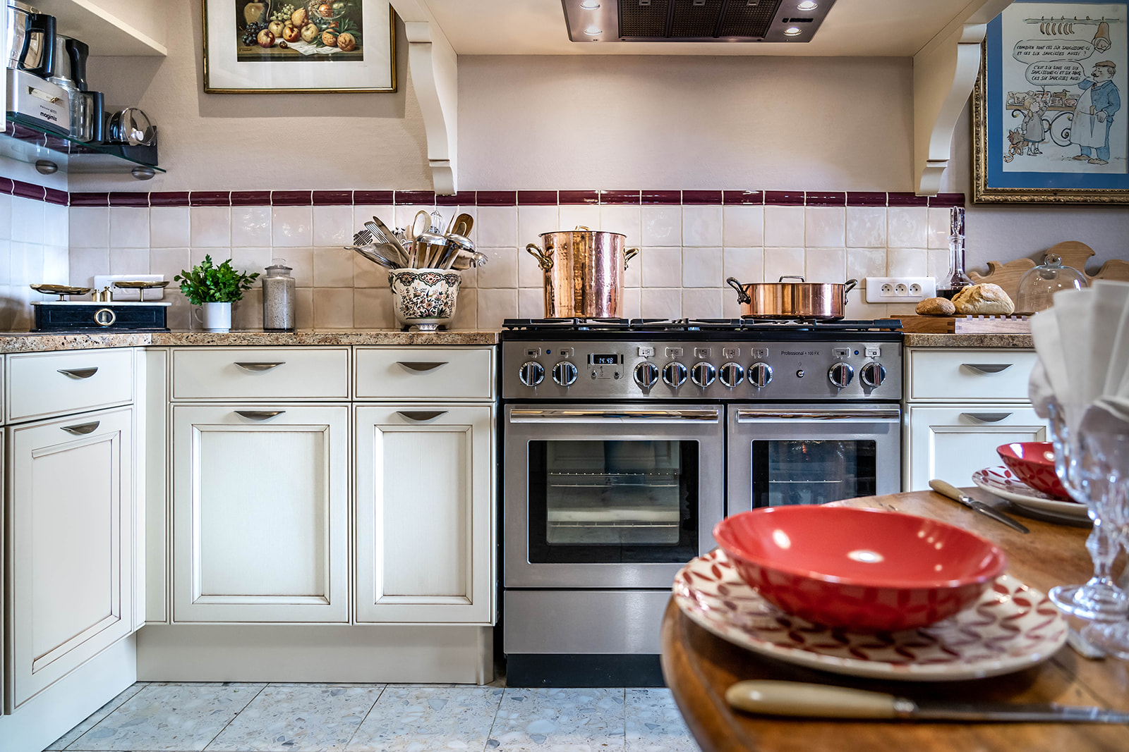 cuisine-style-campagne-chic-blanche-carrelage-beige-vazard-home-cuisines-neubourg-louviers