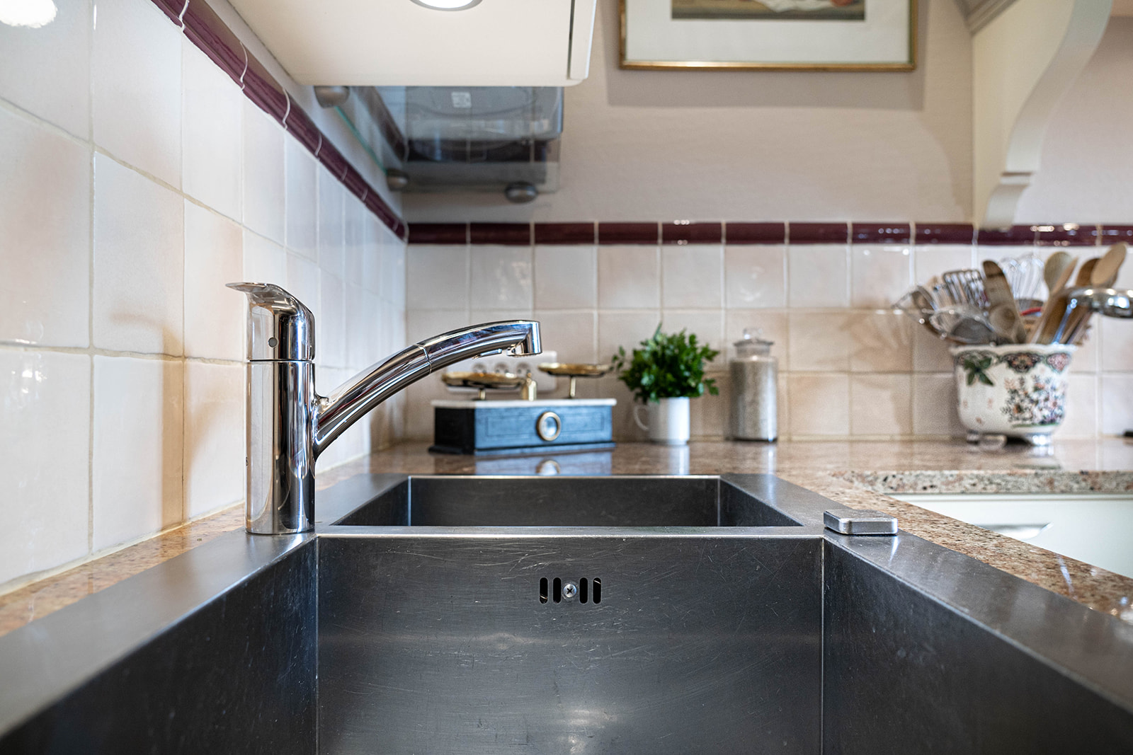 cuisine-style-campagne-chic-blanche-evier-detail-vazard-home-cuisines-neubourg-louviers