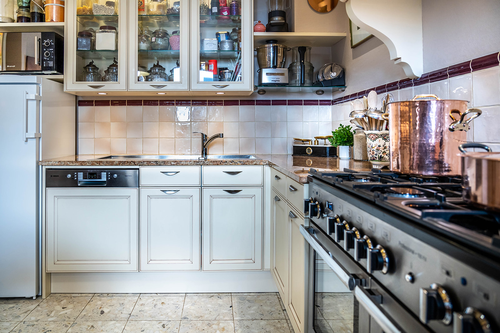 cuisine-style-campagne-chic-blanche-ambiance-gaziniere-vazard-home-cuisines-neubourg-louviers