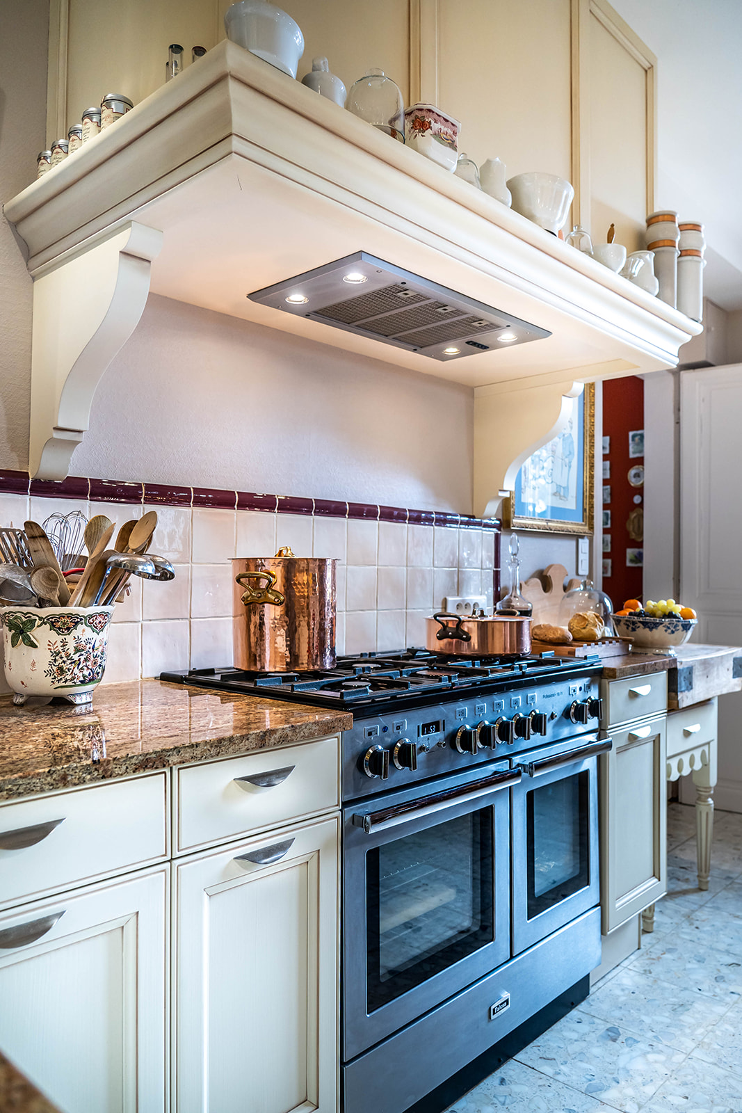 cuisine-style-campagne-chic-blanche-gaziniere-vazard-home-cuisines-neubourg-louviers