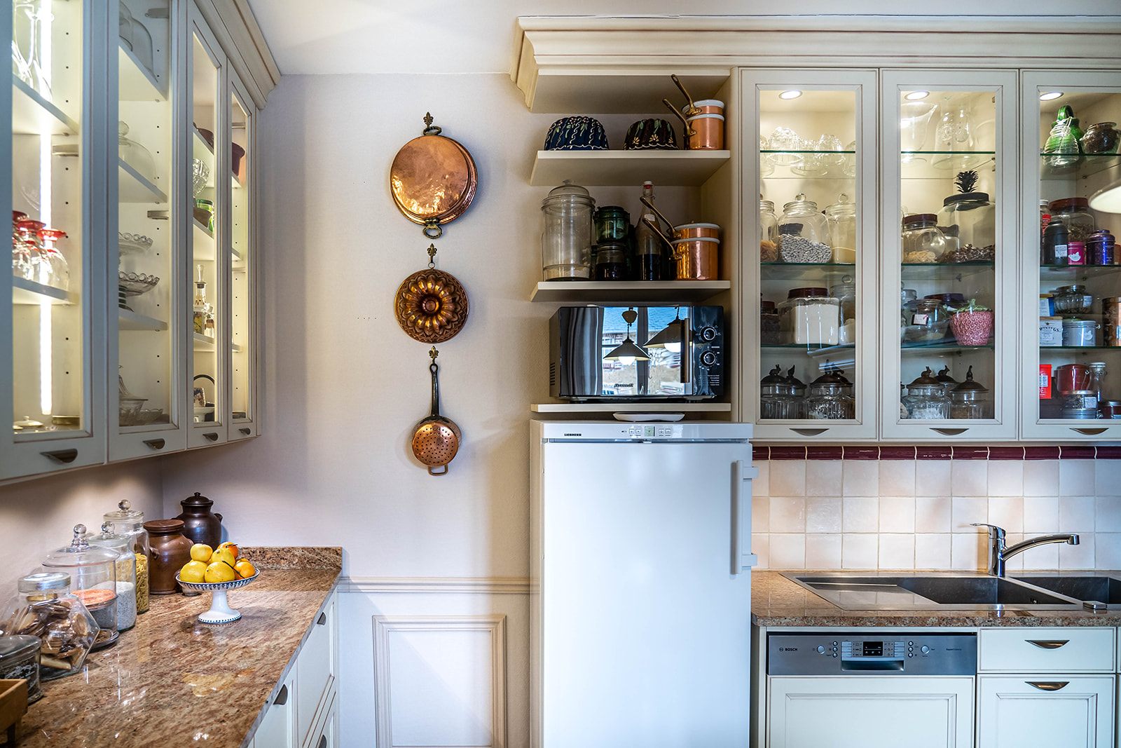 cuisine-style-campagne-chic-blanche-meuble-haut-rangement-vazard-home-cuisines-neubourg-louviers