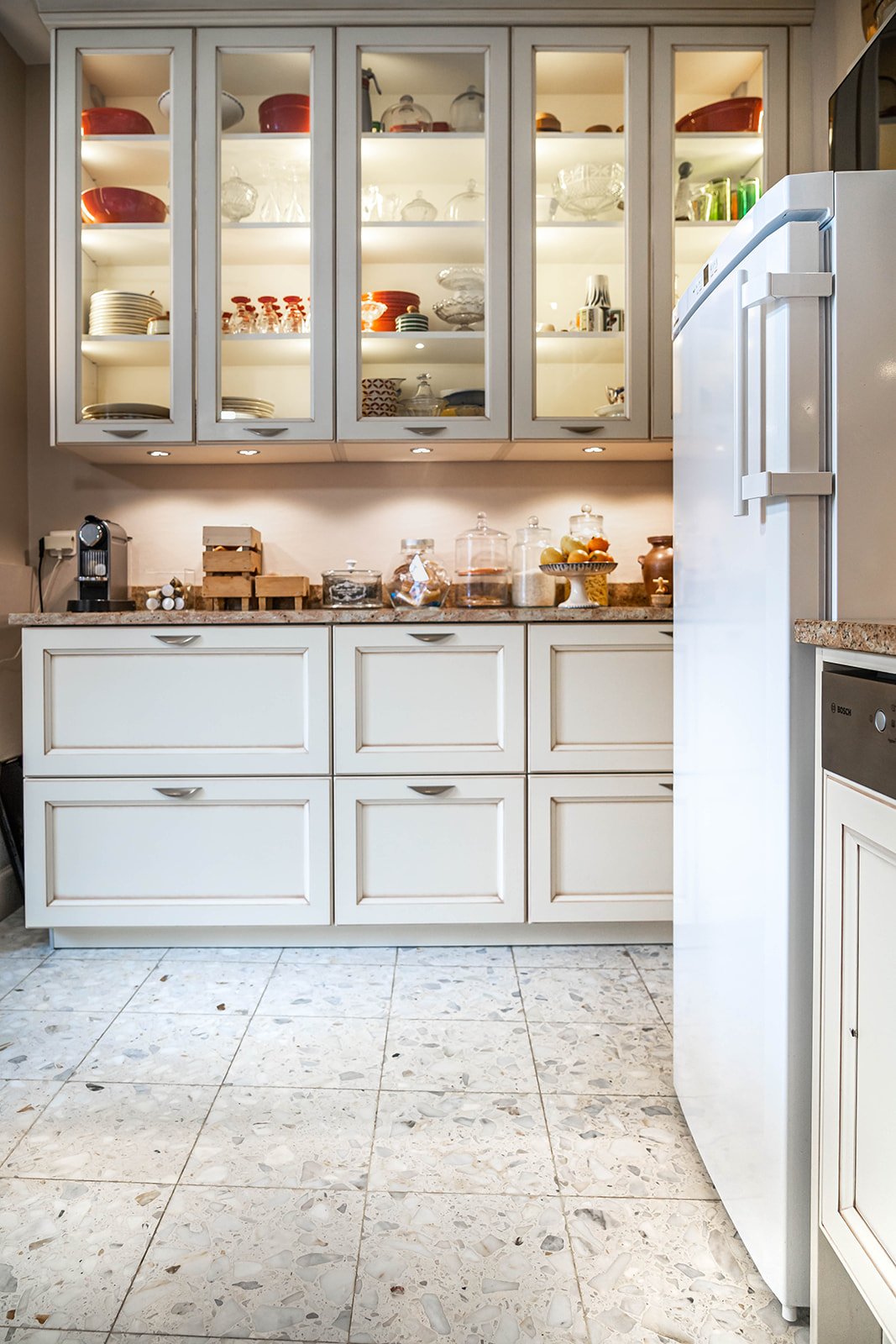 cuisine-style-campagne-chic-blanche-detail-rangement-vazard-home-cuisines-neubourg-louviers