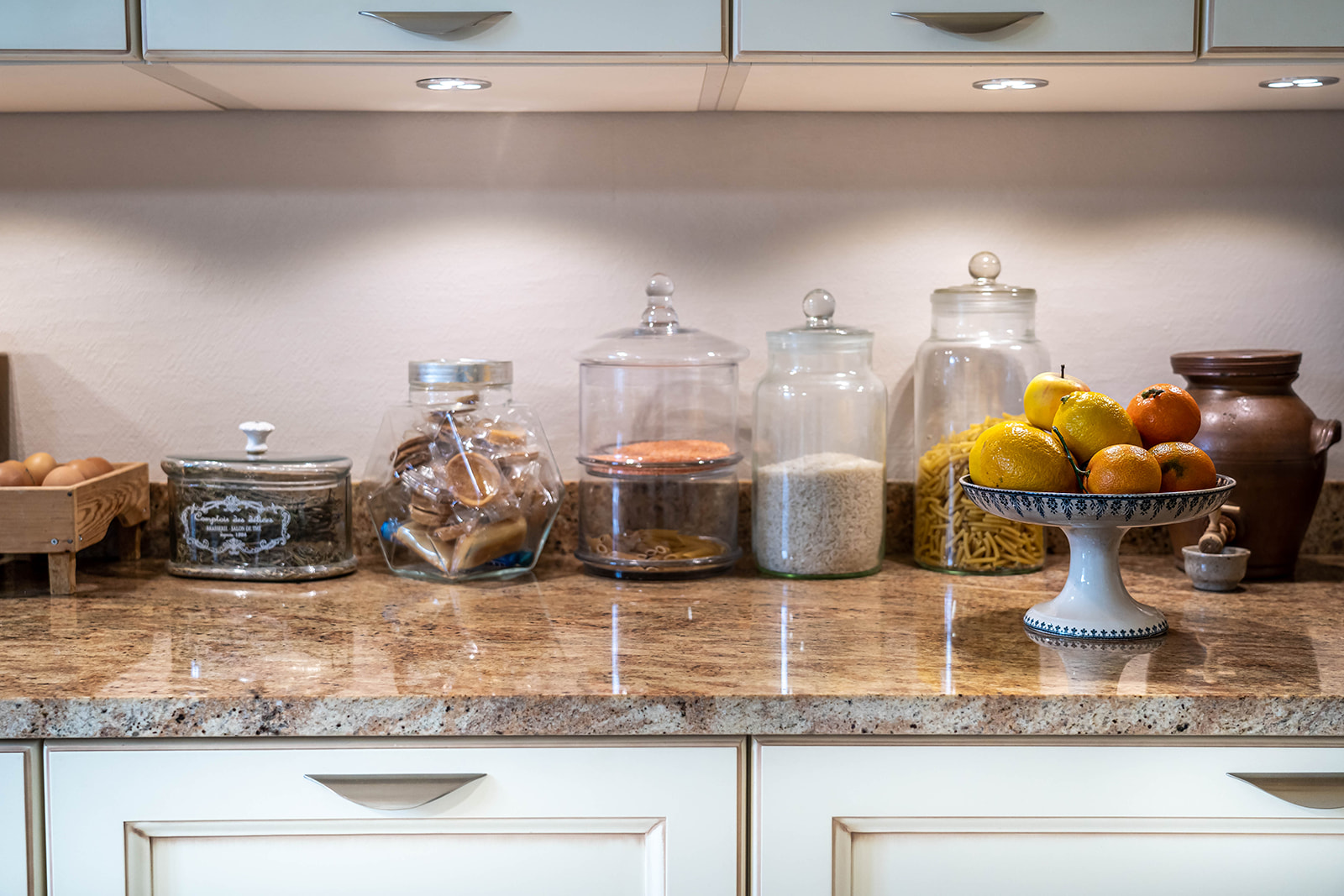 cuisine-style-campagne-chic-blanche-detail-finition-vazard-home-cuisines-neubourg-louviers