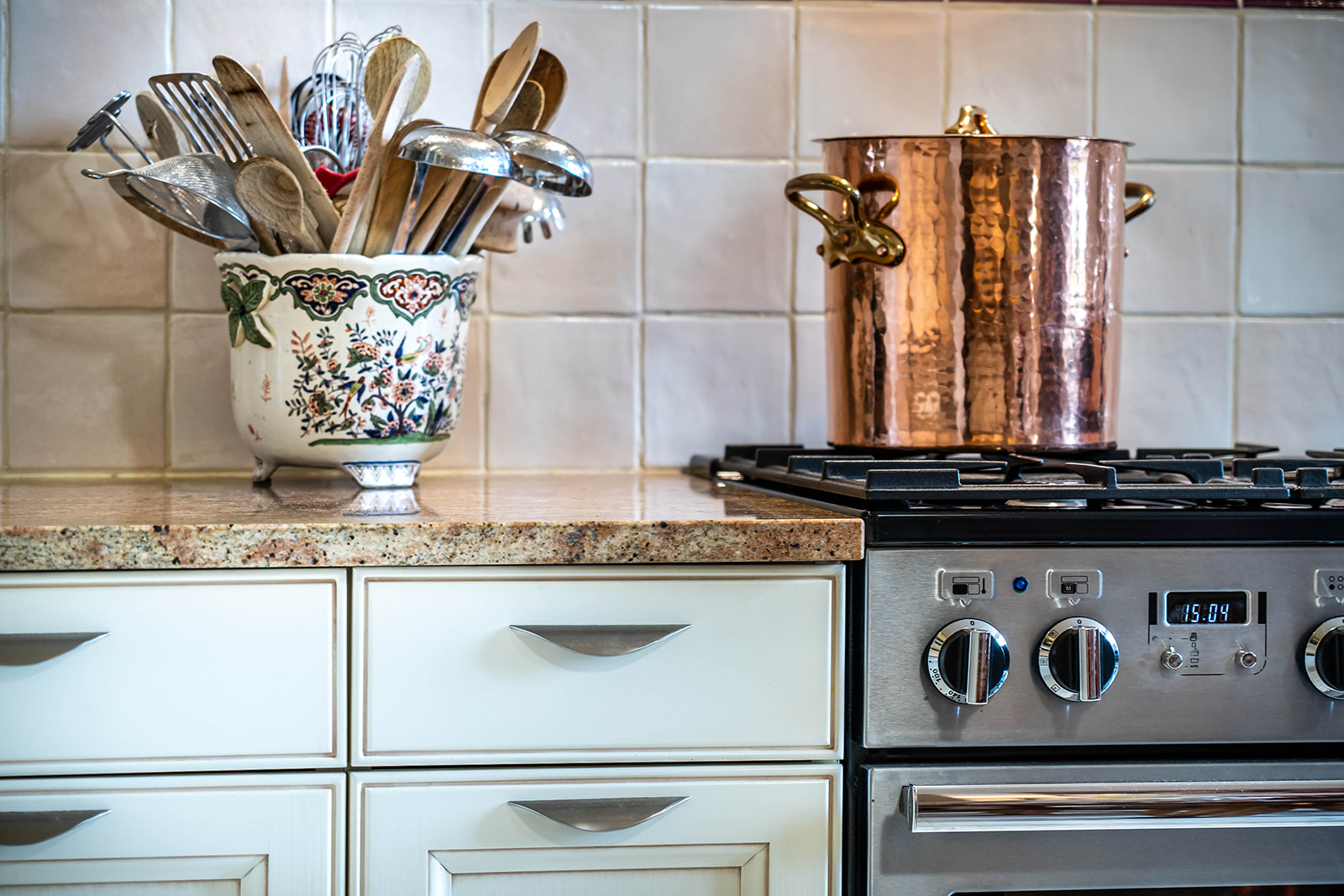 cuisine-style-campagne-chic-blanche-detail-poignet-vazard-home-cuisines-neubourg-louviers