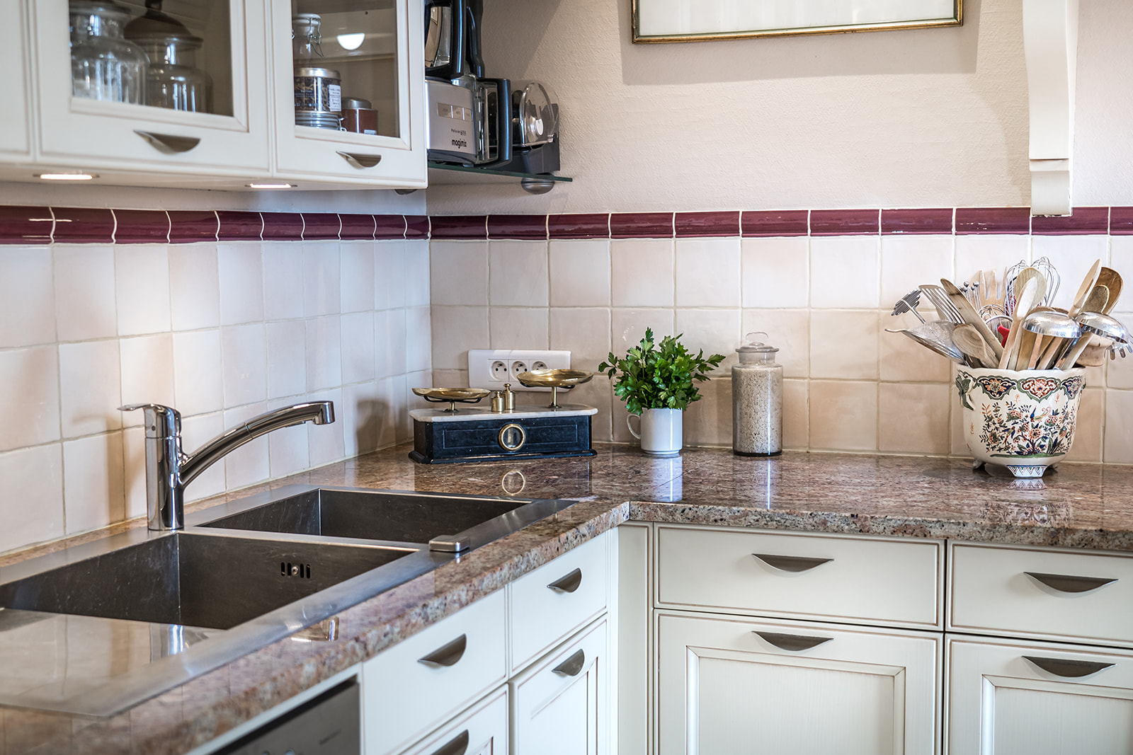 cuisine-style-campagne-chic-blanche-plan-de-travail-pierre-rouge-vazard-home-cuisines-neubourg-louviers