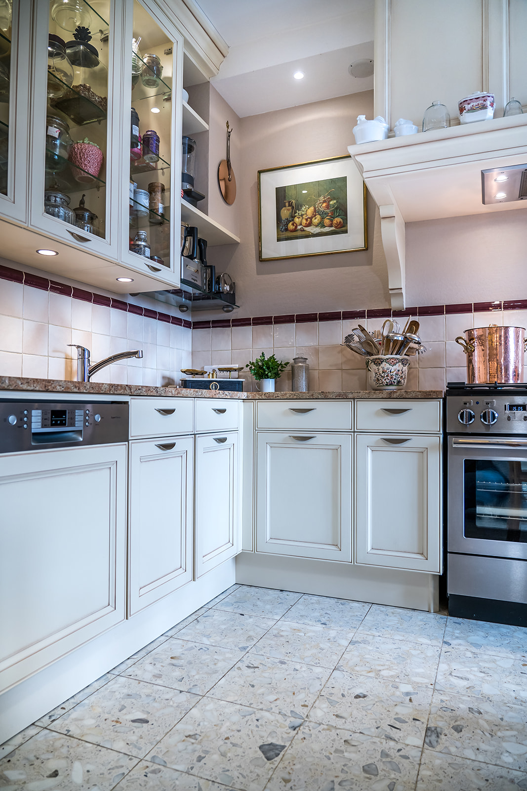 cuisine-style-campagne-chic-blanche-contre-plongee-vazard-home-cuisines-neubourg-louviers