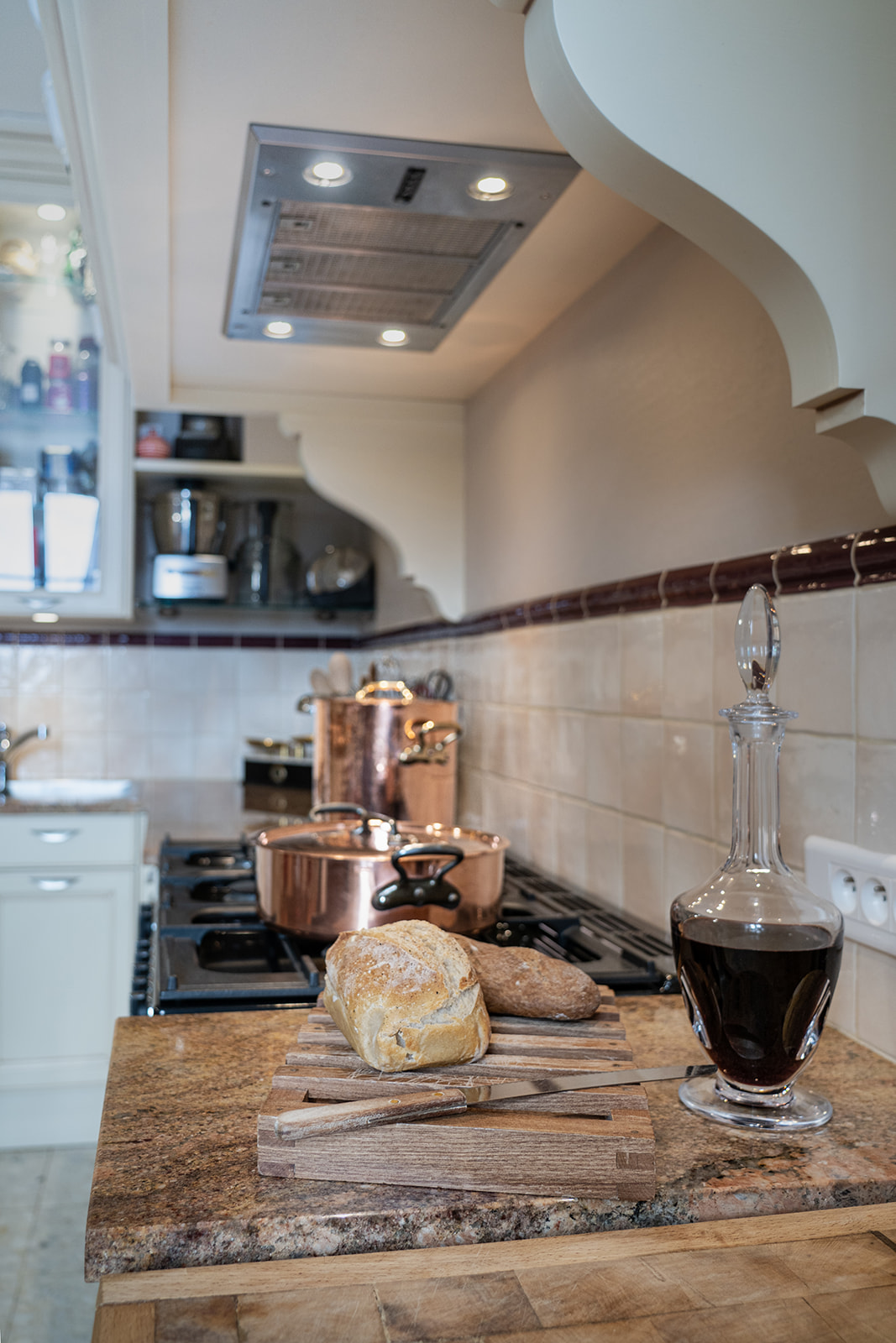 cuisine-style-campagne-chic-blanche-espace-cuisson-vazard-home-cuisines-neubourg-louviers