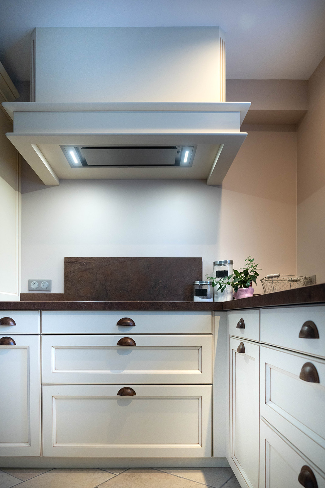 cuisine-style-campagne-chic-hotte-eclairage-vazard-home-cuisines-neubourg-louviers