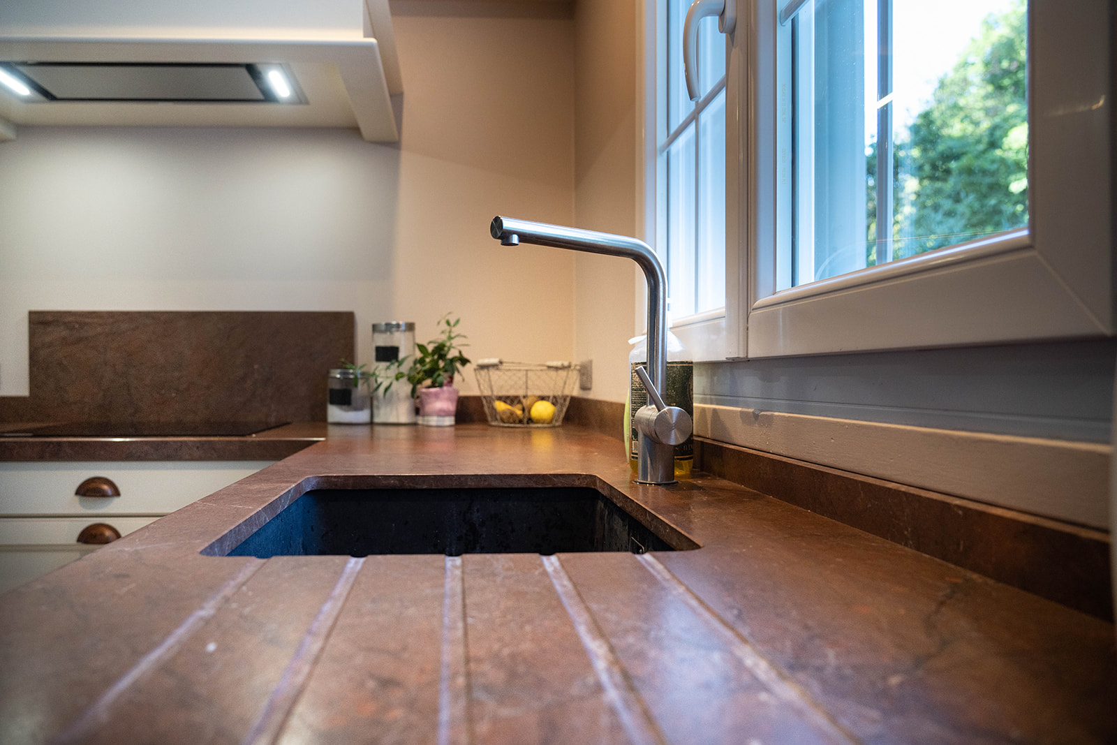 cuisine-style-campagne-chic-detail-evier-pierre-rouge-vazard-home-cuisines-neubourg-louviers