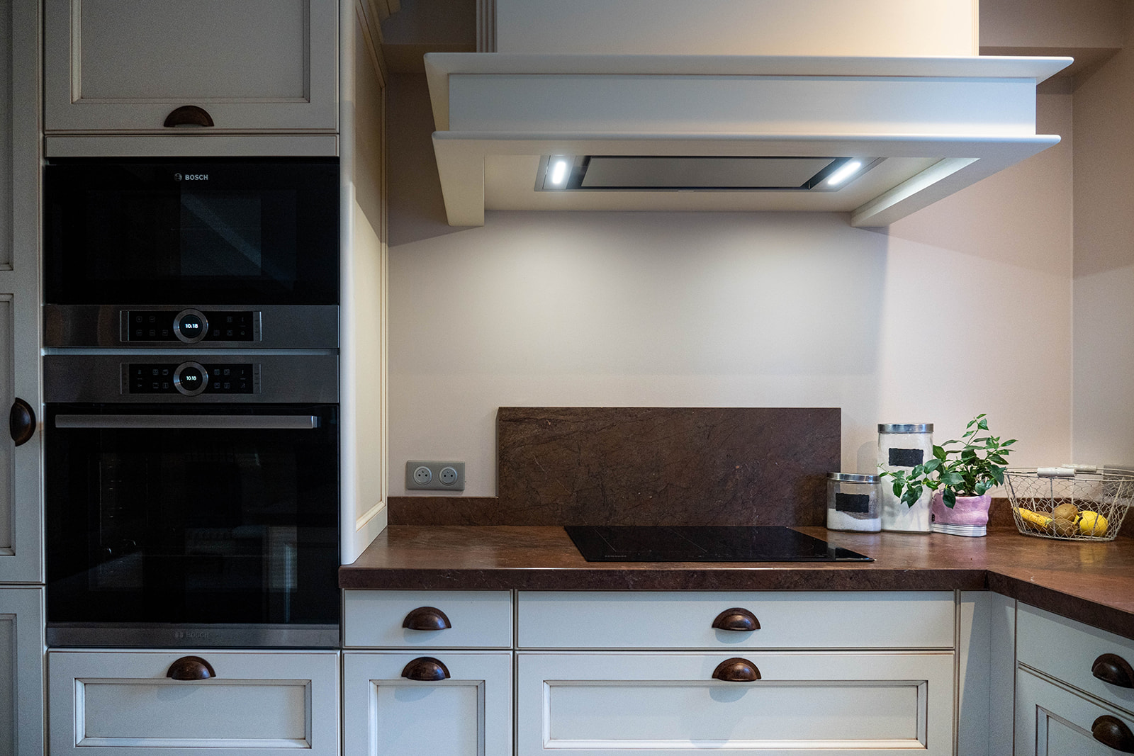 cuisine-style-campagne-chic-deco-table-cuisson-hotte-fours-vazard-home-cuisines-neubourg-louviers