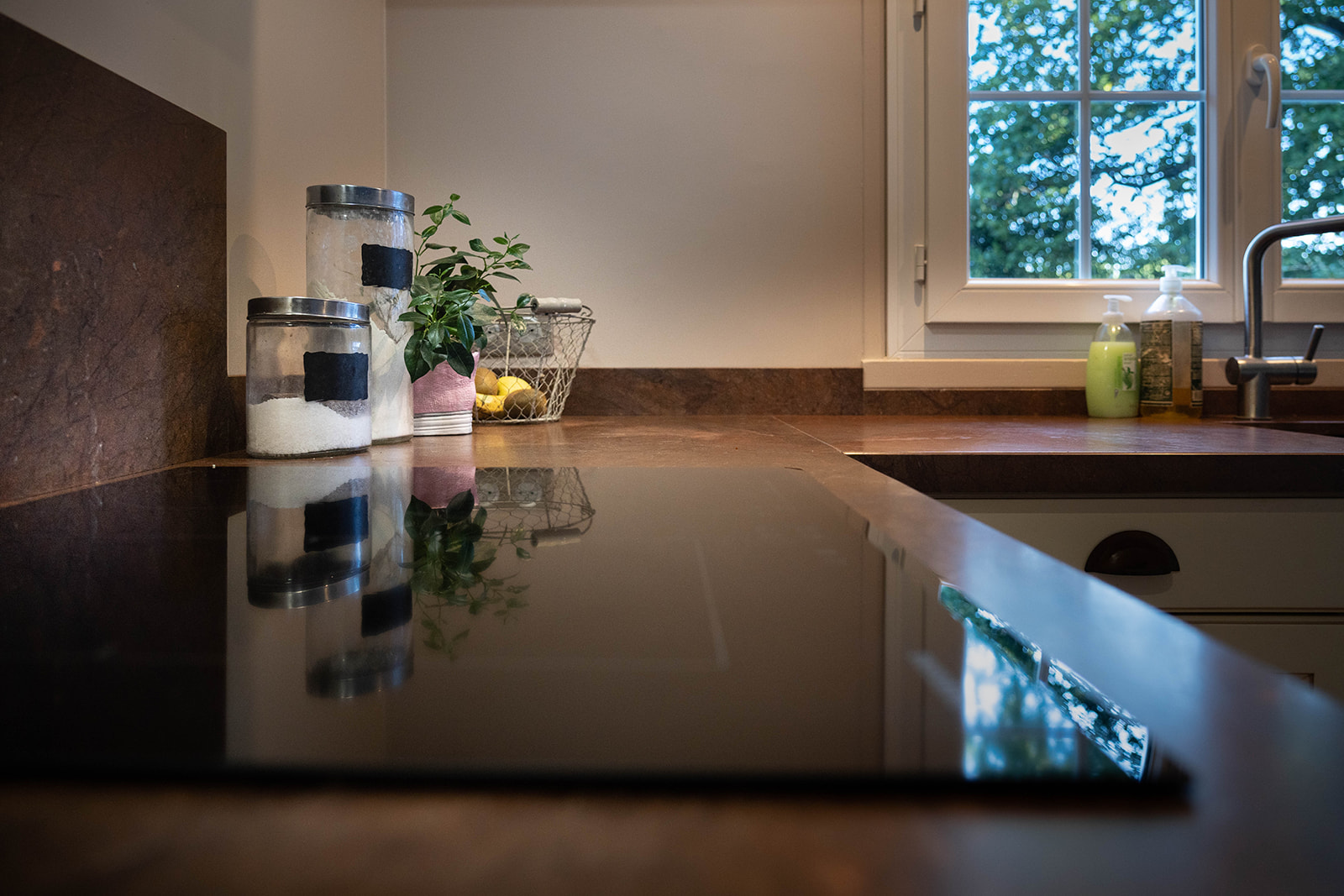 cuisine-style-campagne-chic-deco-table-cuisson-vazard-home-cuisines-neubourg-louviers