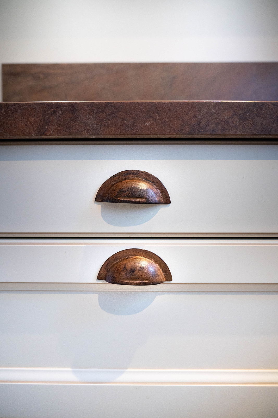 cuisine-style-campagne-chic-poignet-roullé-detail-vazard-home-cuisines-neubourg-louviers