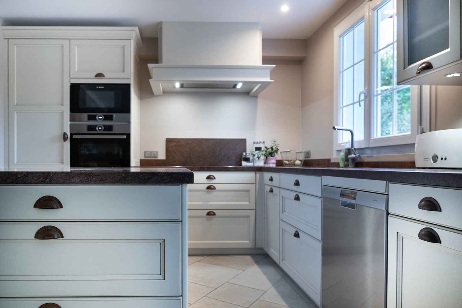 cuisine-style-campagne-chic-ilot-central-detail-vazard-home-cuisines-neubourg-louviers