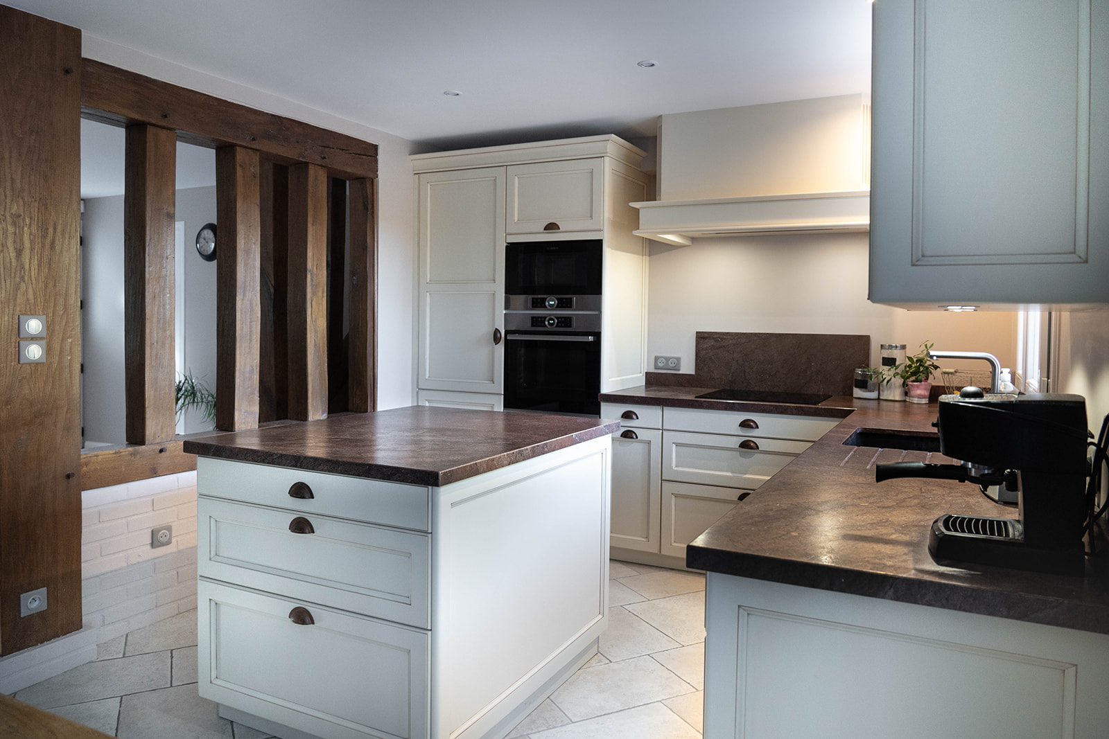 cuisine-style-campagne-chic-ilot-central-vazard-home-cuisines-neubourg-louviers