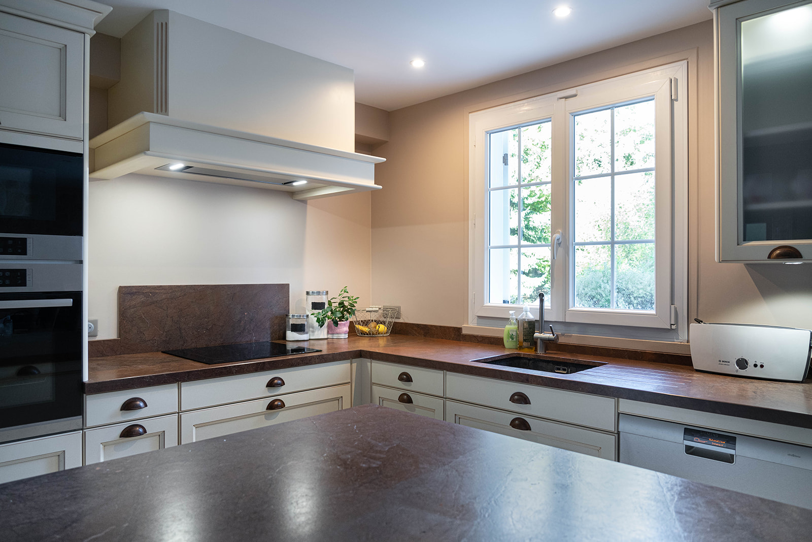 cuisine-style-campagne-chic-hotte-vazard-home-cuisines-neubourg-louviers