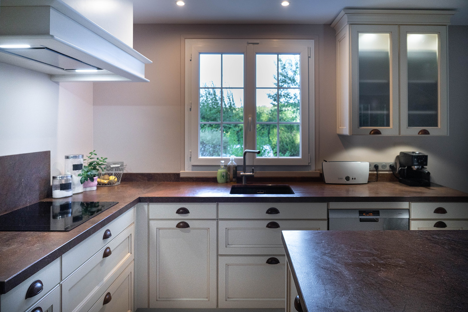 cuisine-style-campagne-chic-deco-blanche-pierre-vazard-home-cuisines-neubourg-louviers