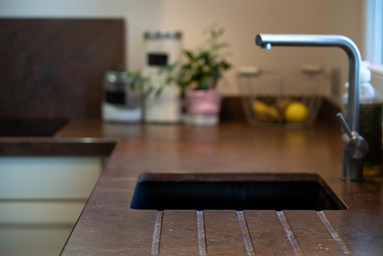 cuisine-style-campagne-chic-detail-eviel-pierre-rouge-vazard-home-cuisines-neubourg-louviers