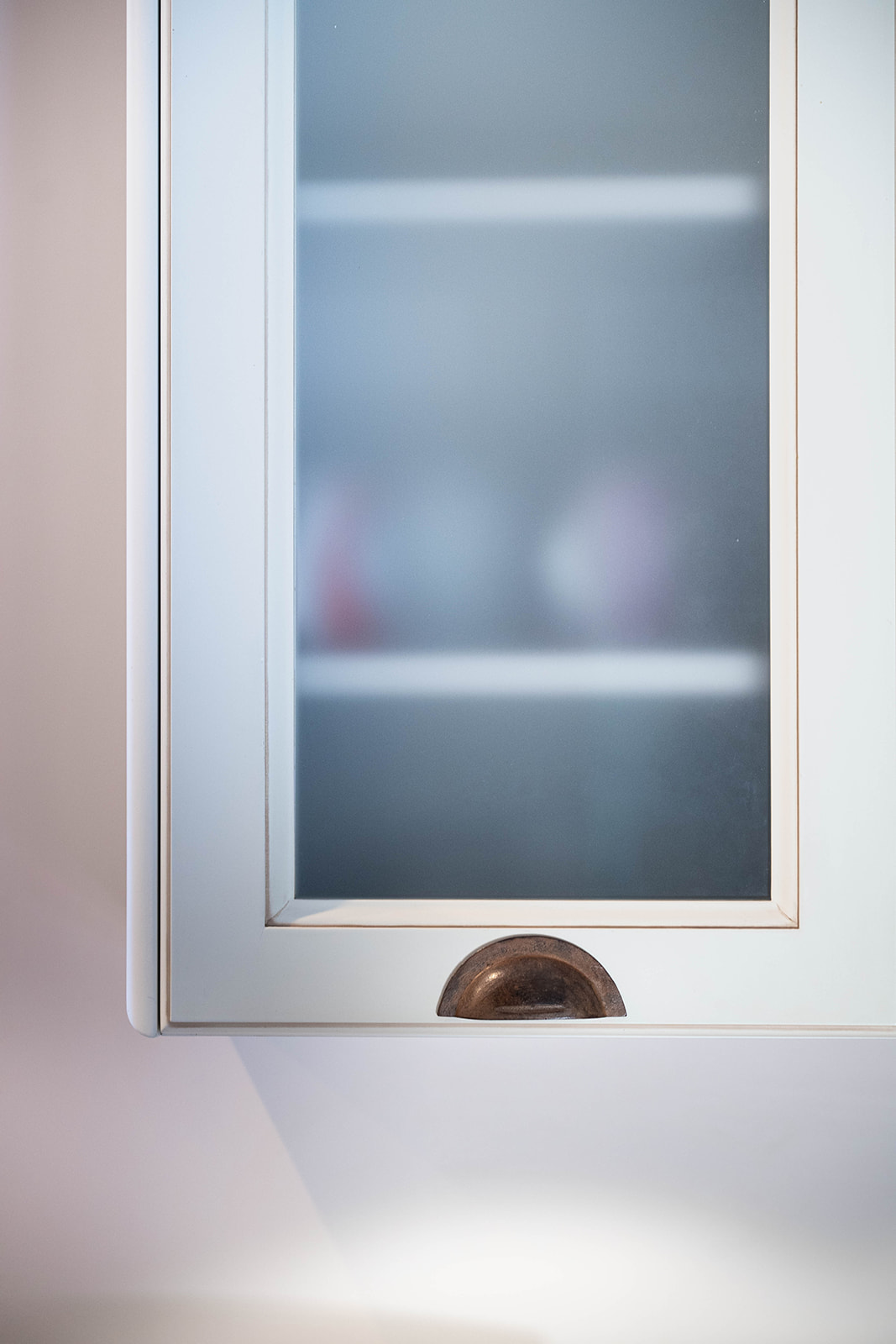 cuisine-style-campagne-chic-detail-poignet-vazard-home-cuisines-neubourg-louviers