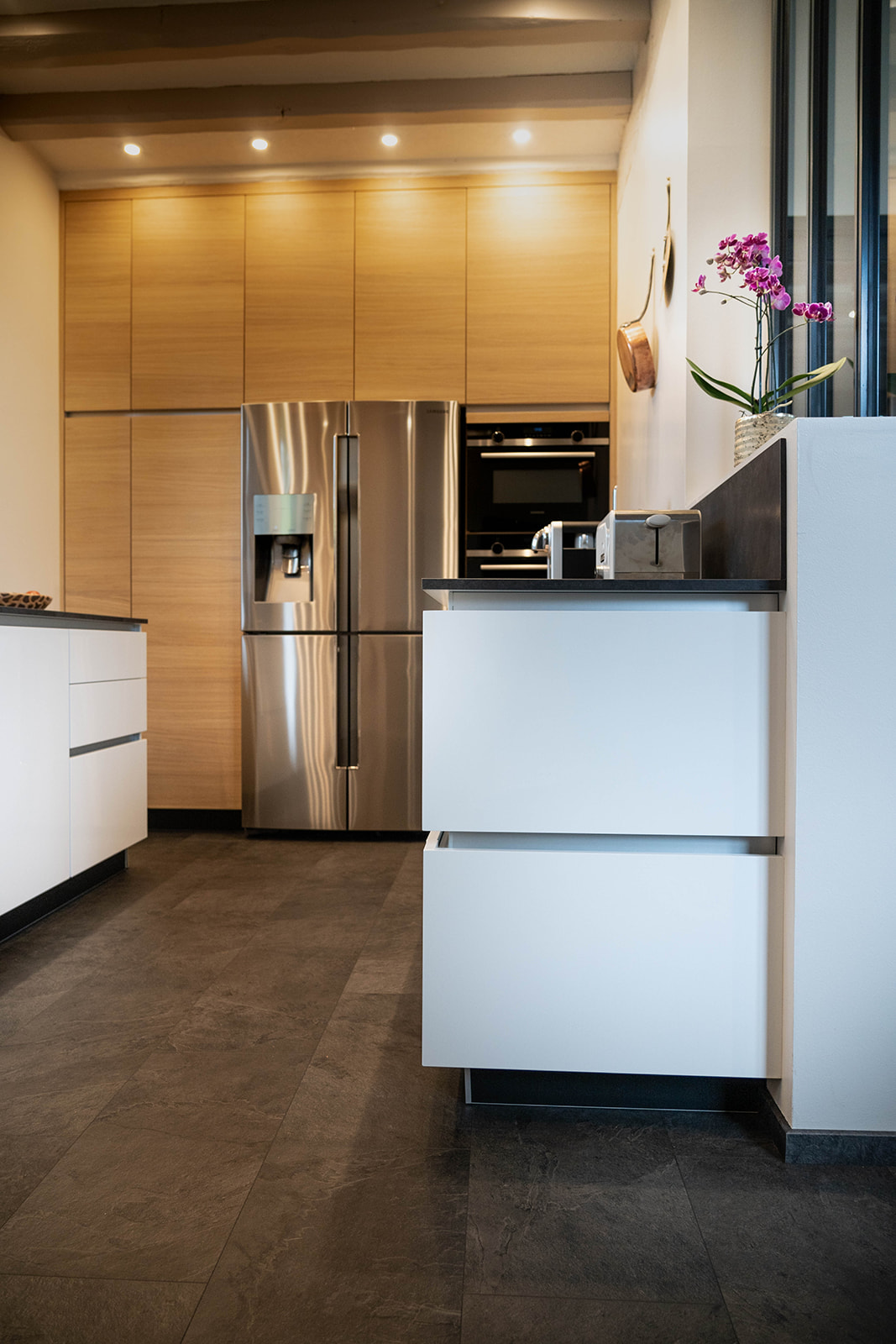 cuisine-style-contemporain-laque-blanche-verriere-noire-perspective-contre-plongee-vazard-home-cuisines-neubourg-rouen