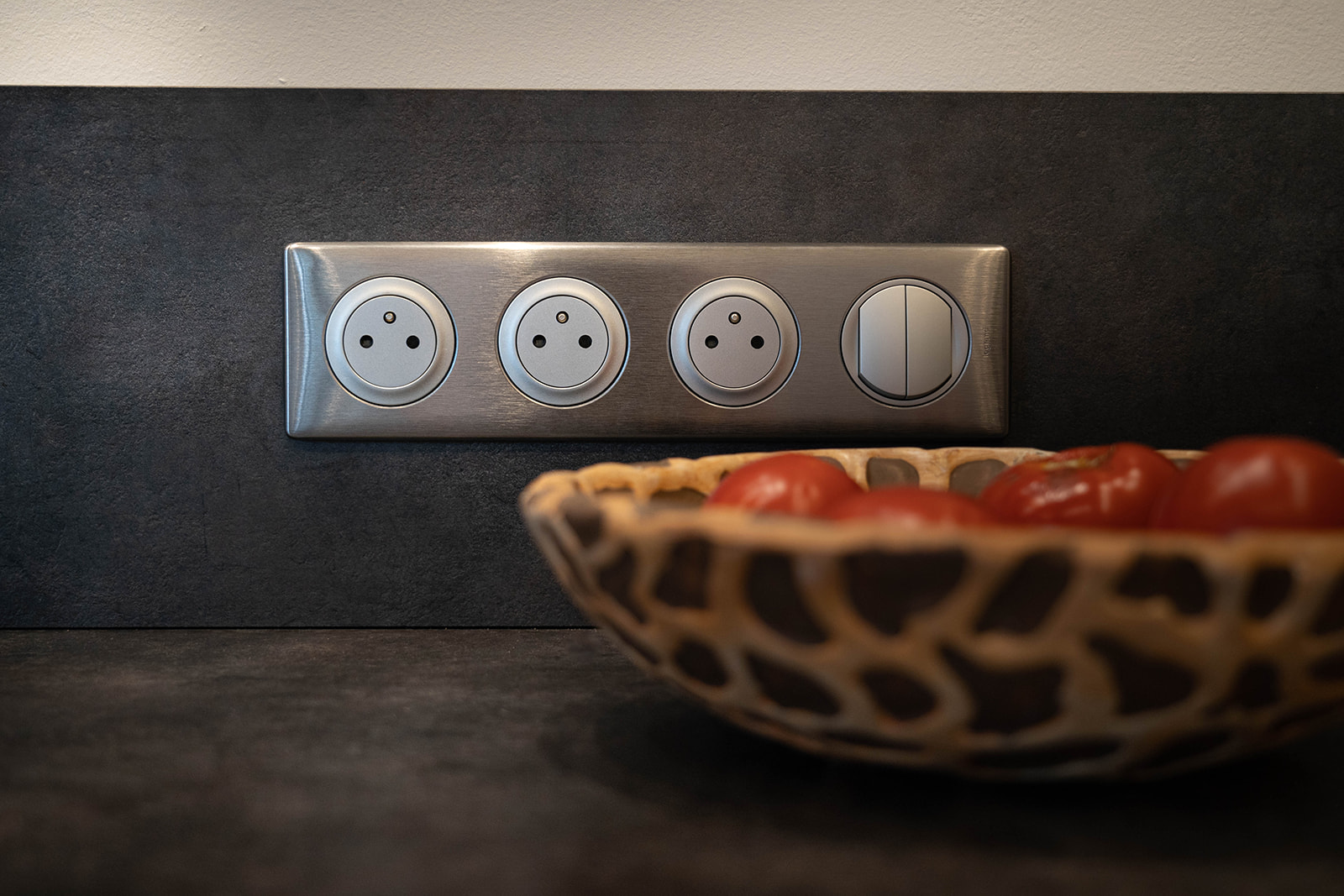 cuisine-style-contemporain-prise-electrique-vazard-home-cuisines-neubourg-rouen