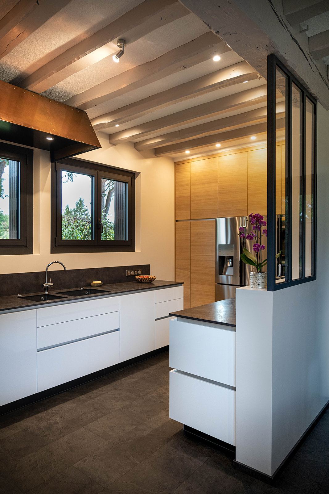 cuisine-style-contemporain-laque-blanche-verriere-noire-perspective-vazard-home-cuisines-neubourg-rouen