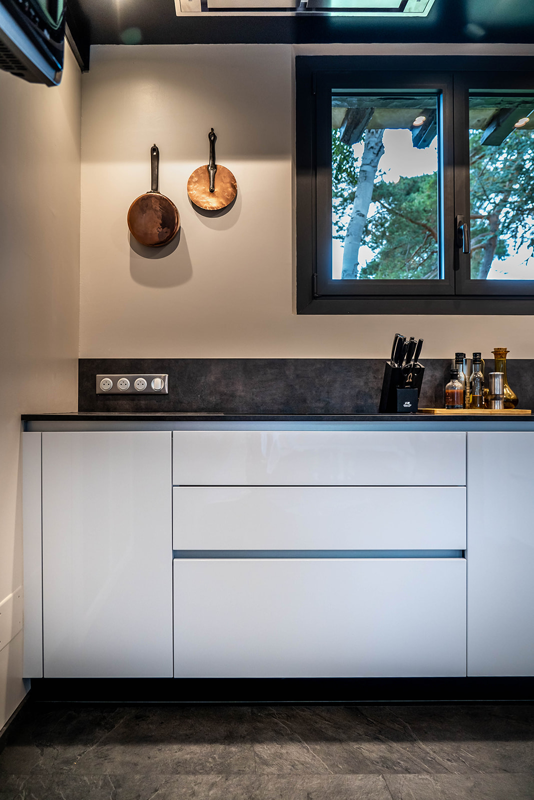 cuisine-style-contemporain-laque-blanche-finition-ajustement-vazard-home-cuisines-neubourg-rouen