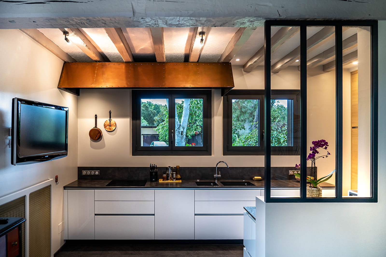 cuisine-style-contemporain-laque-blanche-verriere-noire-vazard-home-cuisines-neubourg-rouen