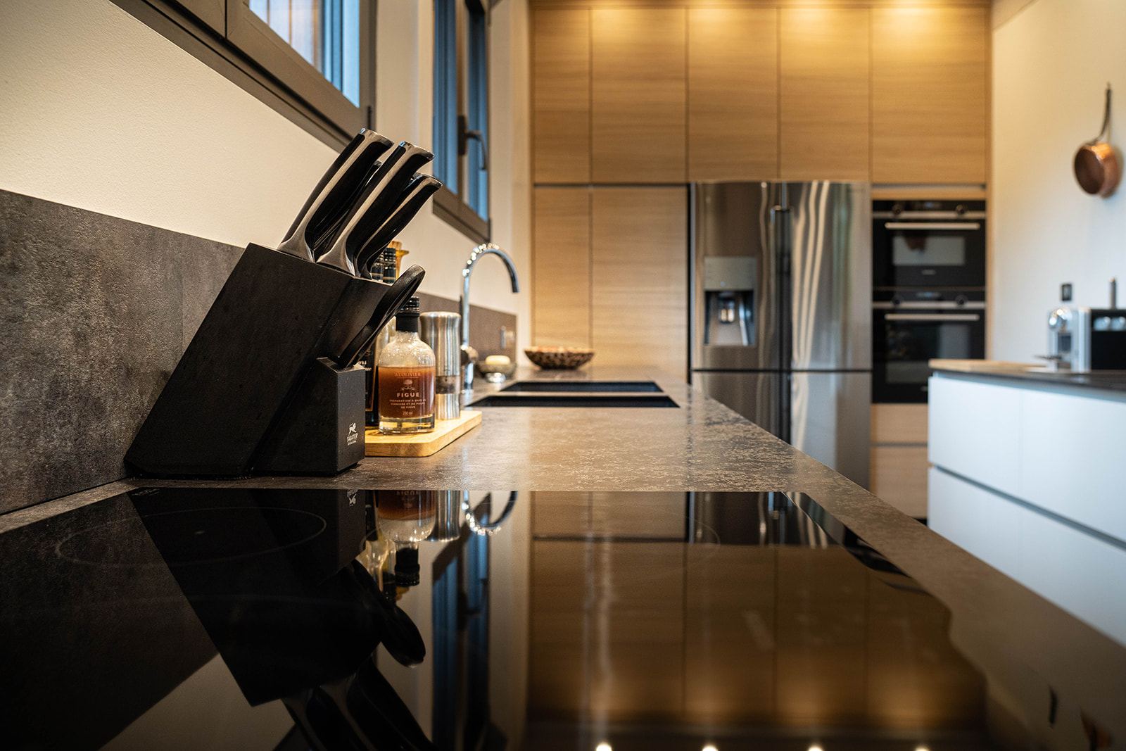 cuisine-style-contemporain-plaque-cuisson-noire-vazard-home-cuisines-neubourg-rouen