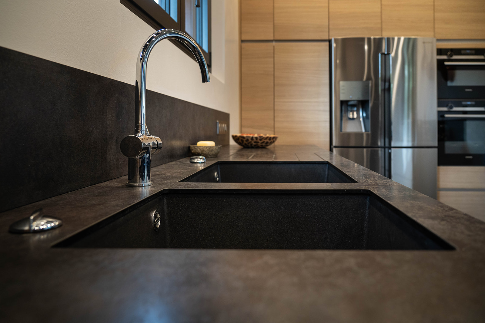 cuisine-style-contemporain-evier-pierre-noire-vazard-home-cuisines-neubourg-rouen