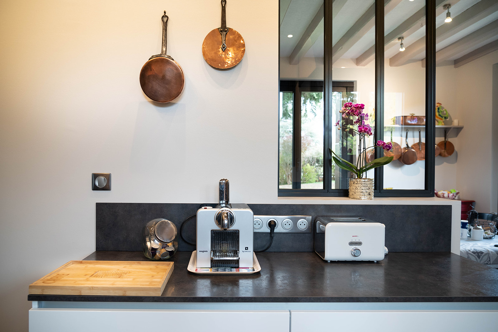 cuisine-style-contemporain-laque-blanche-meuble-desserte-dessus-pierre-noire-vazard-home-cuisines-neubourg-rouen