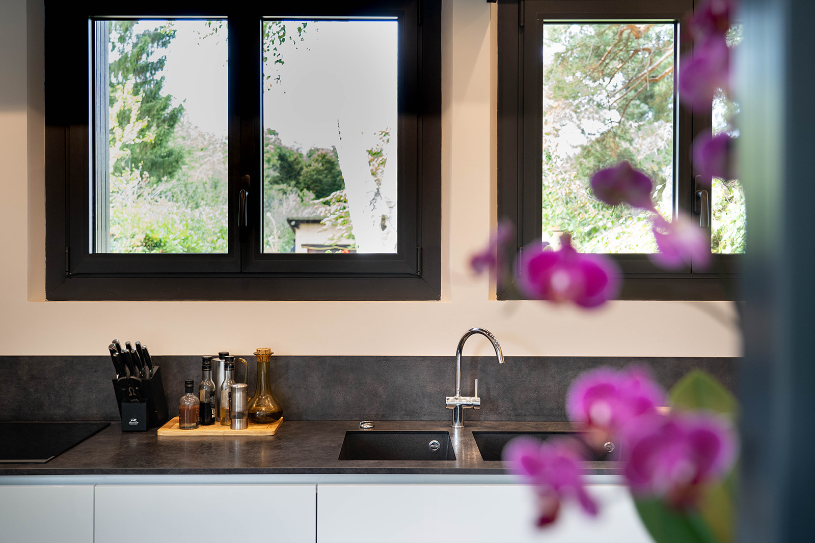 cuisine-style-contemporain-evier-plan-de-travail-noir-vazard-home-cuisines-neubourg-rouen