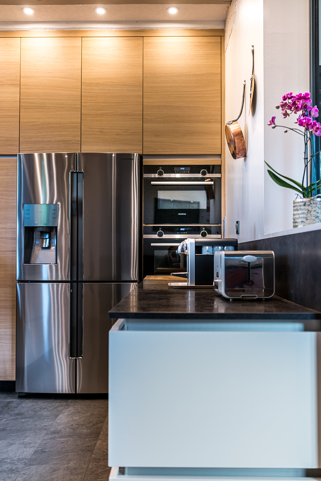 cuisine-style-contemporain-laque-blanche-verriere-noire-perspective-detail-vazard-home-cuisines-neubourg-rouen