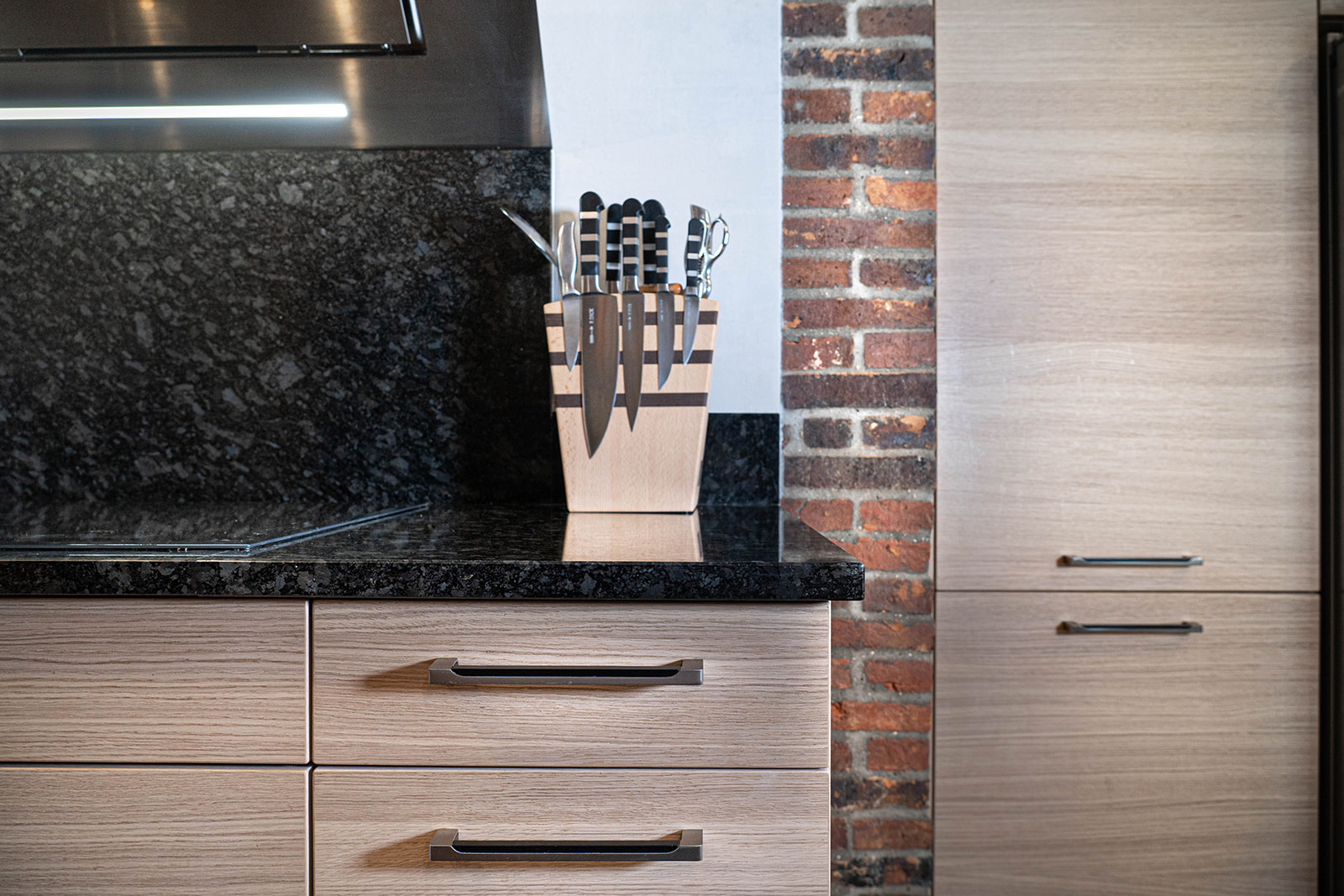 cuisine-style-cottage-urbain-poignet-detail-vazard-home-cuisines-neubourg-evreux