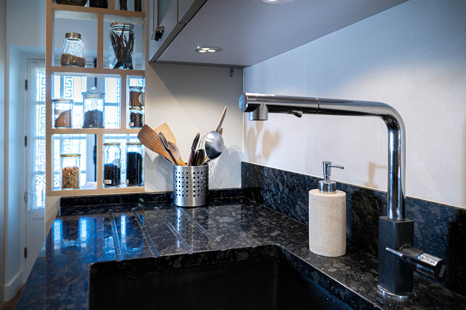 cuisine-style-cottage-urbain-evier-pierre-noir-vazard-home-cuisines-neubourg-evreux