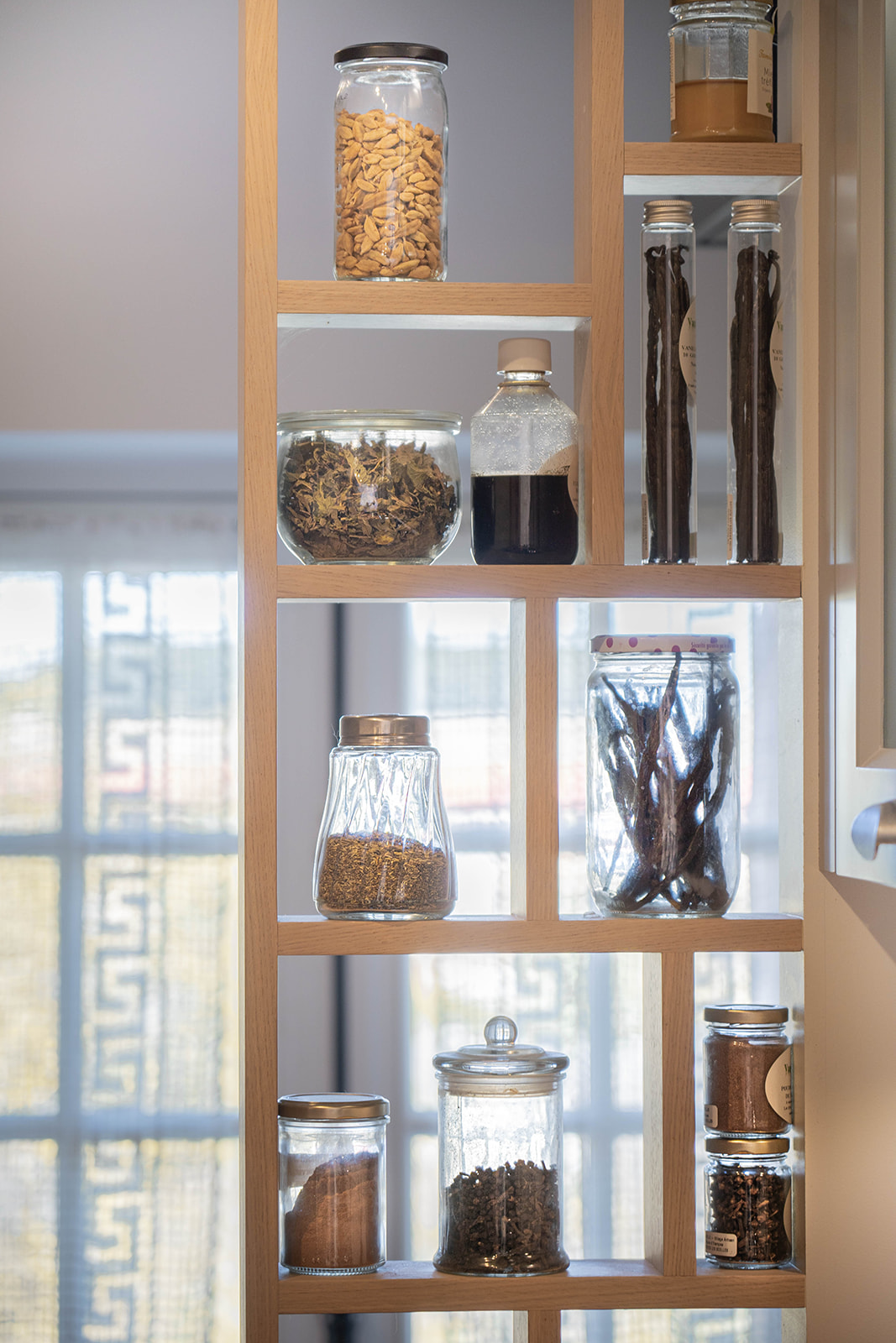 cuisine-style-cottage-urbain-etagere-vazard-home-cuisines-neubourg-evreux