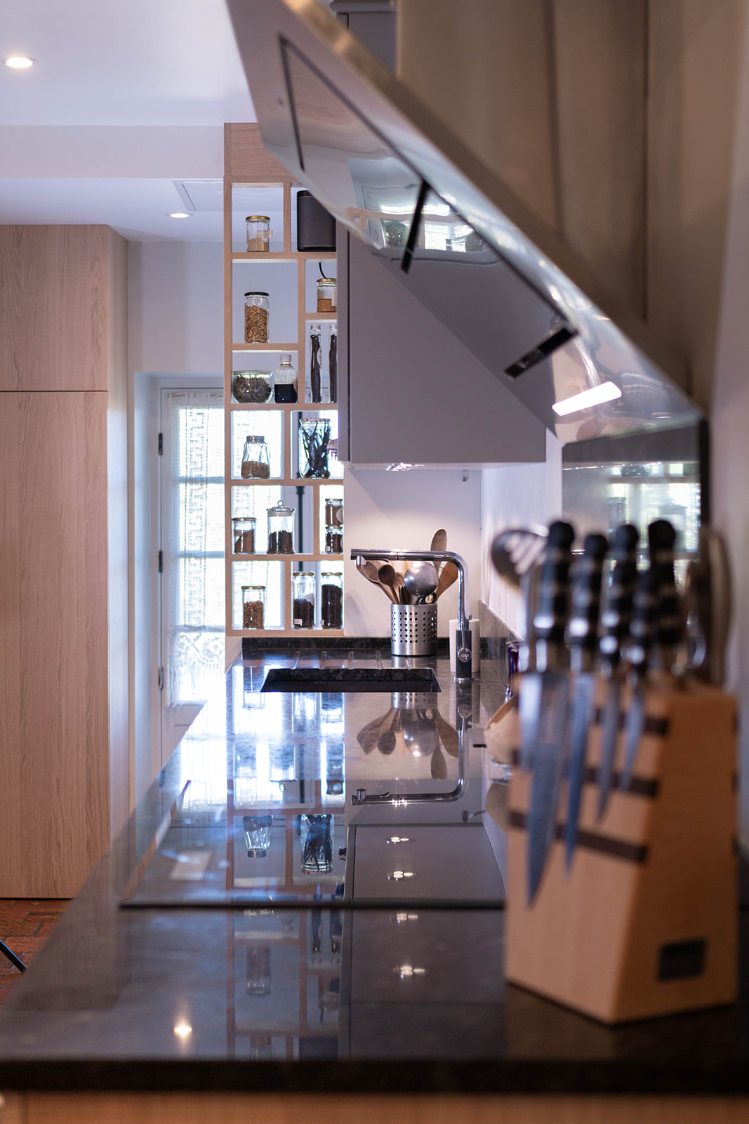 cuisine-style-cottage-urbain-plan-de-travail-noir-vazard-home-cuisines-neubourg-evreux