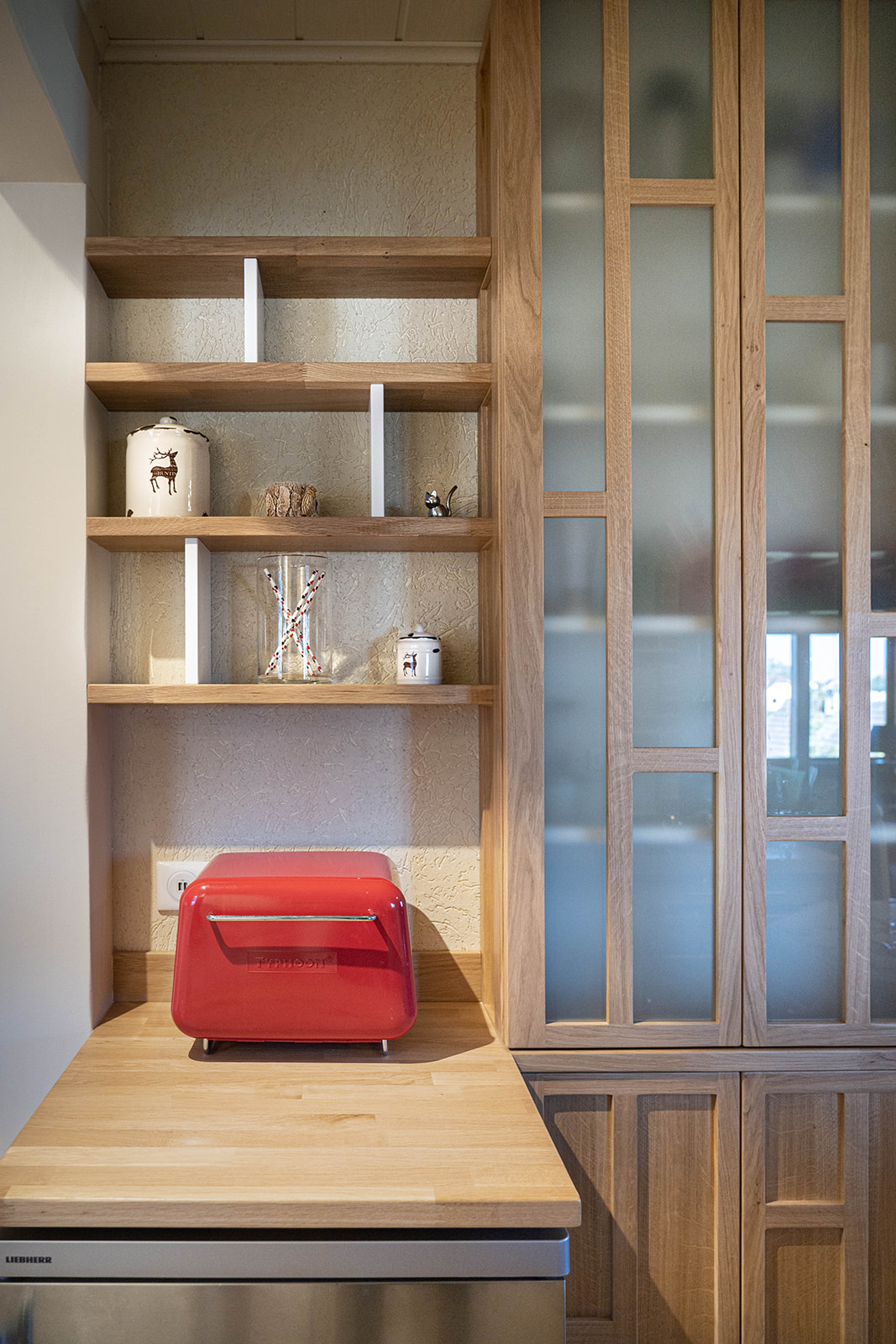 cuisine-style-scandinave-etagere-detail-vazard-home-cuisines-neubourg-eure