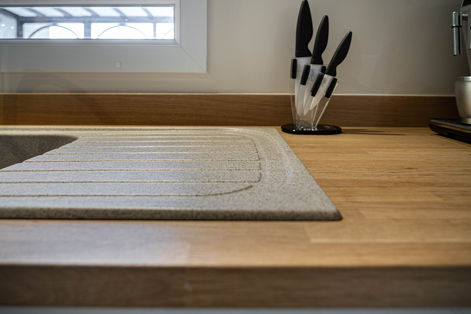 cuisine-style-scandinave-evier-detail-vazard-home-cuisines-neubourg-eure