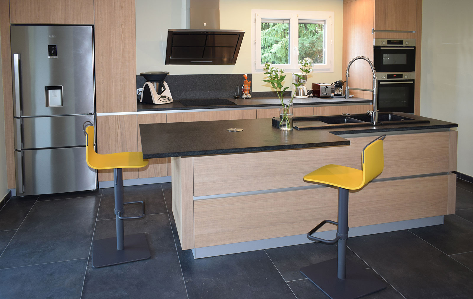 cuisine-style-contemporain-ilot-central-evier-table-vazard-home-cuisines-neubourg-rouen