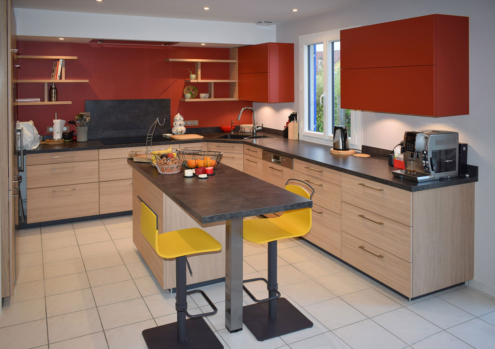 cuisine-style-contemporain-bois-plan-travail-pierre-table-vazard-home-cuisines-neubourg-rouen