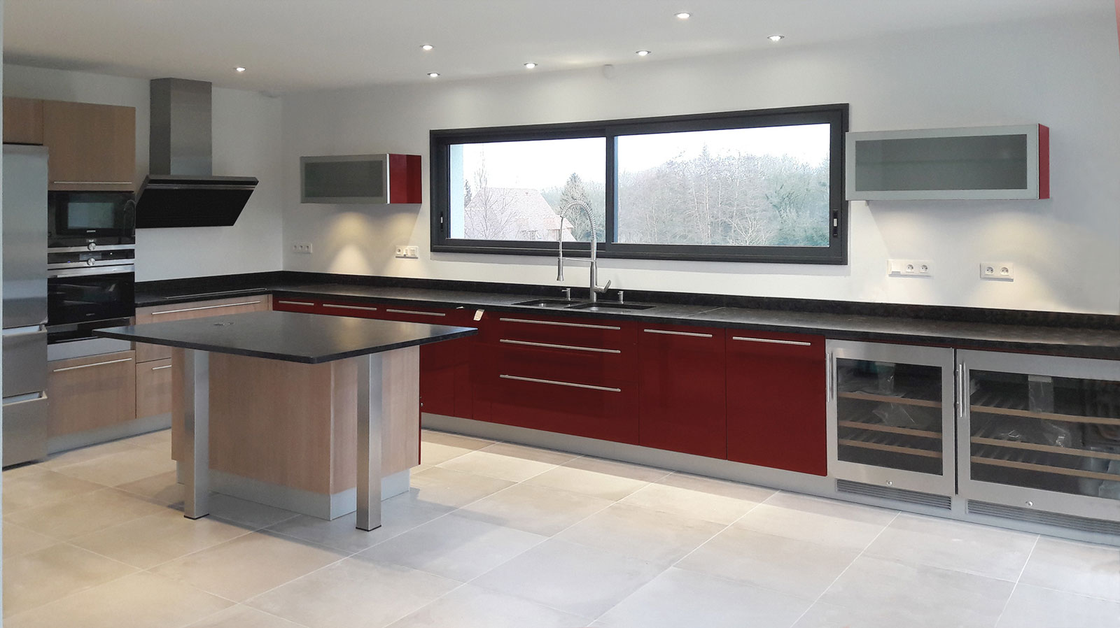 cuisine-style-contemporain-bois-laque-bordeaux-moderne-cave-a-vin-vazard-home-cuisines-neubourg-rouen