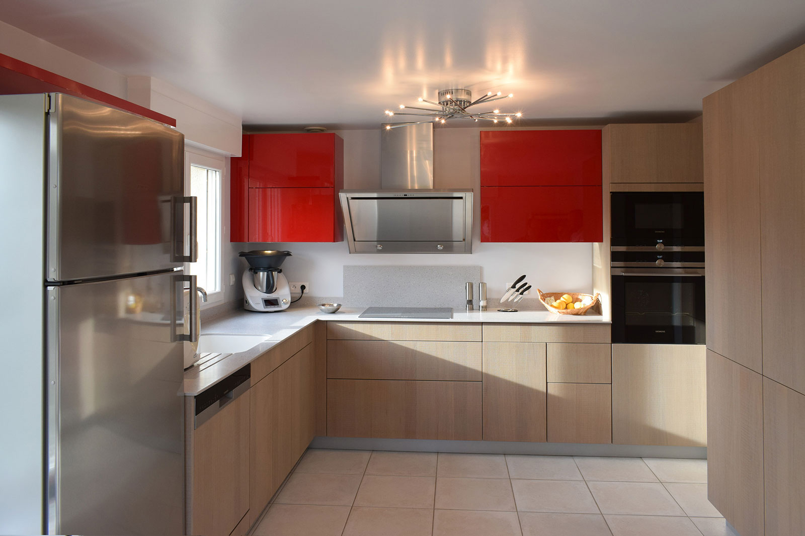 cuisine-style-contemporain-bois-laque-rouge-moderne-vazard-home-cuisines-neubourg-rouen