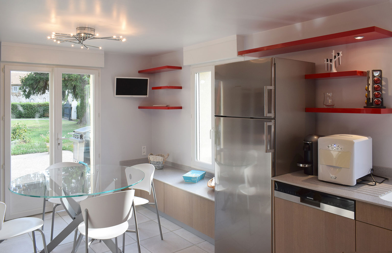 cuisine-style-contemporain-etagere-rouge-vazard-home-cuisines-neubourg-rouen