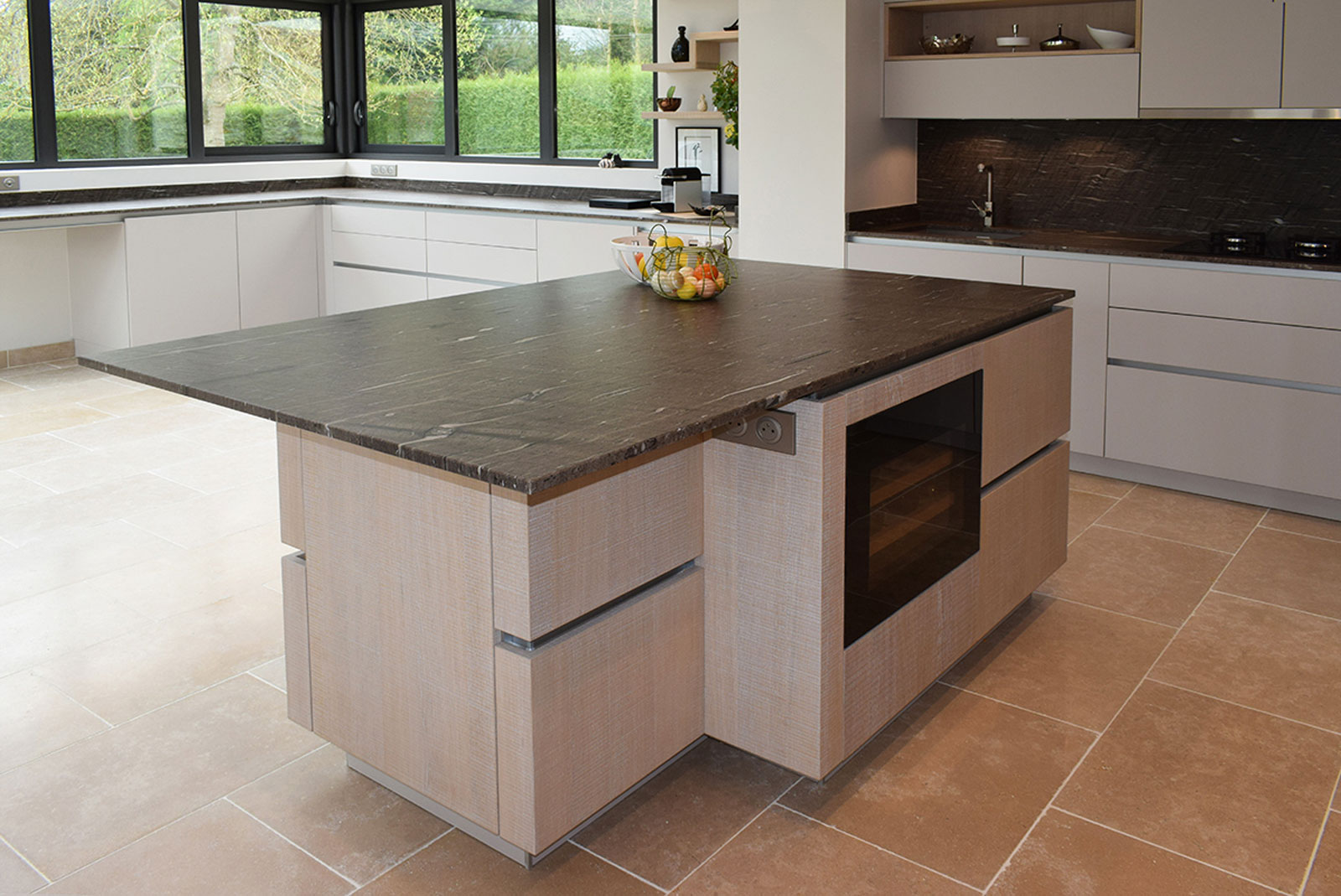 cuisine-style-contemporain-ilot-centrral-bois-pierre-vazard-home-cuisines-neubourg-rouen