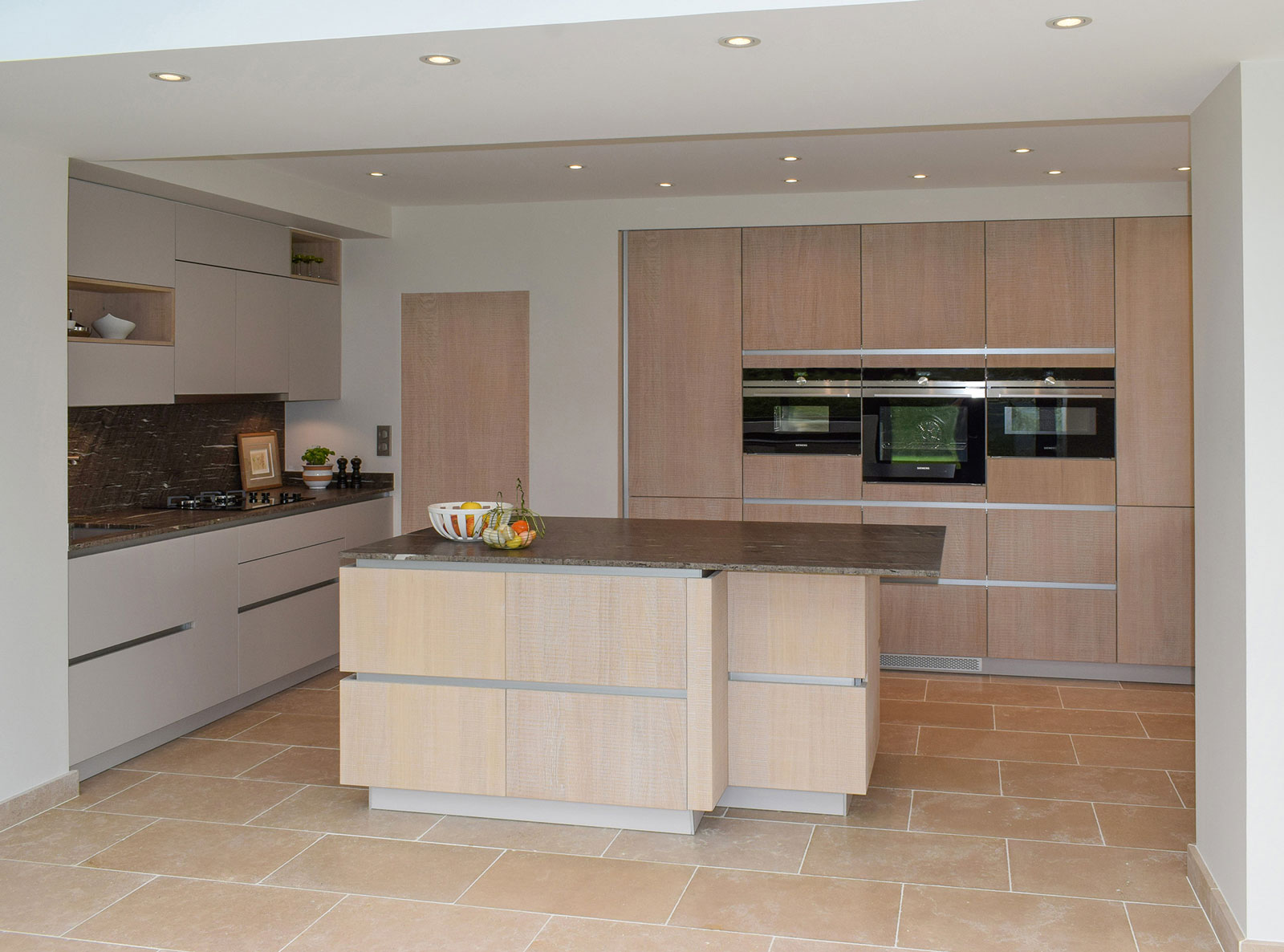 cuisine-style-contemporain-armoire-four-rangement-vazard-home-cuisines-neubourg-rouen