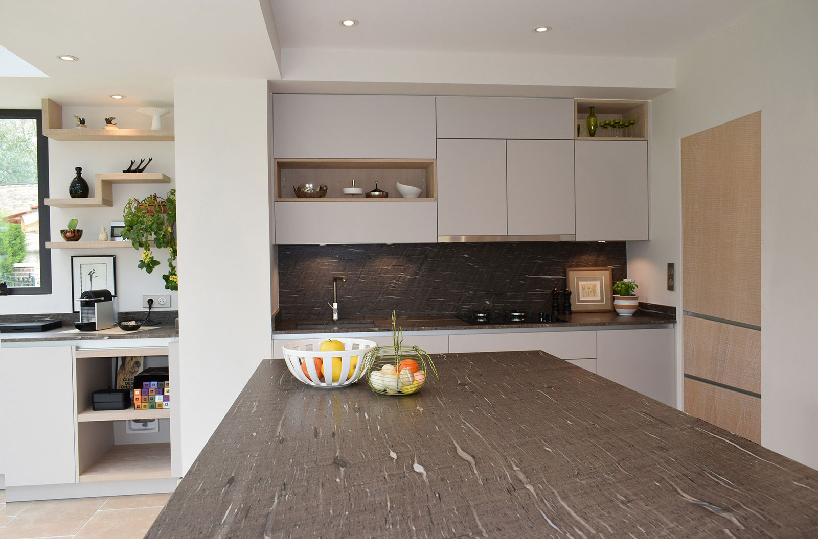 cuisine-style-contemporain-laque-blanche-plan-de-travail-pierre-vazard-home-cuisines-neubourg-rouen