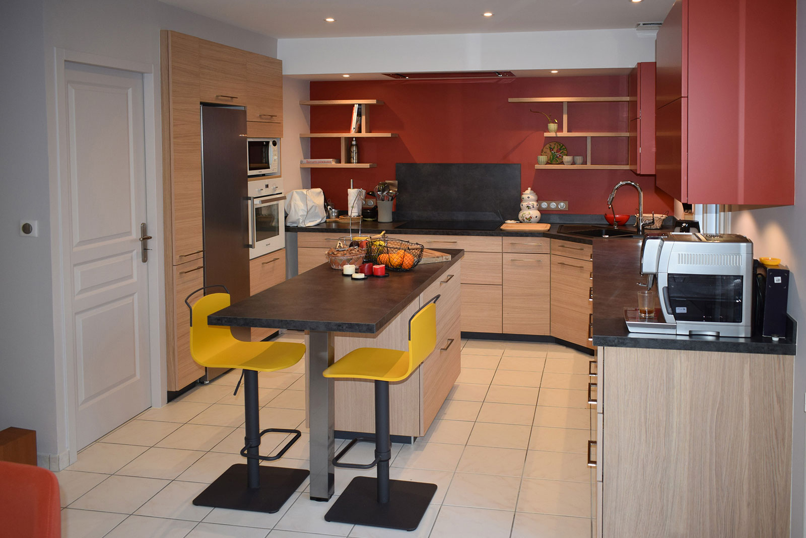 cuisine-style-contemporain-rangement-ambiance-bois-laque-rouge-vazard-home-cuisines-neubourg-rouen