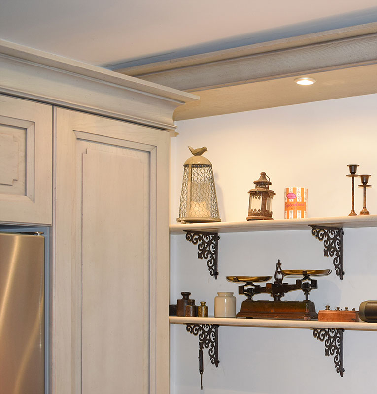 cuisine-style-cottage-urbain-etagere-deco-vazard-home-cuisines-neubourg-evreux