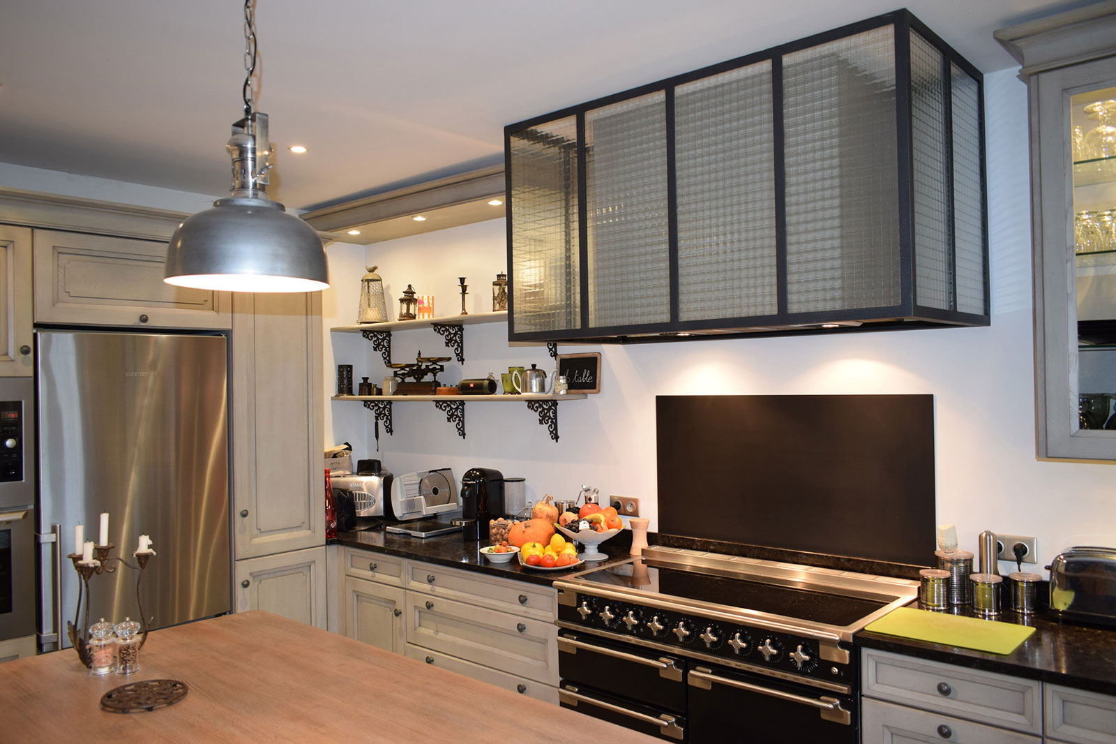 cuisine-style-cottage-urbain-gaziniere-hotte-originale-vazard-home-cuisines-neubourg-evreux