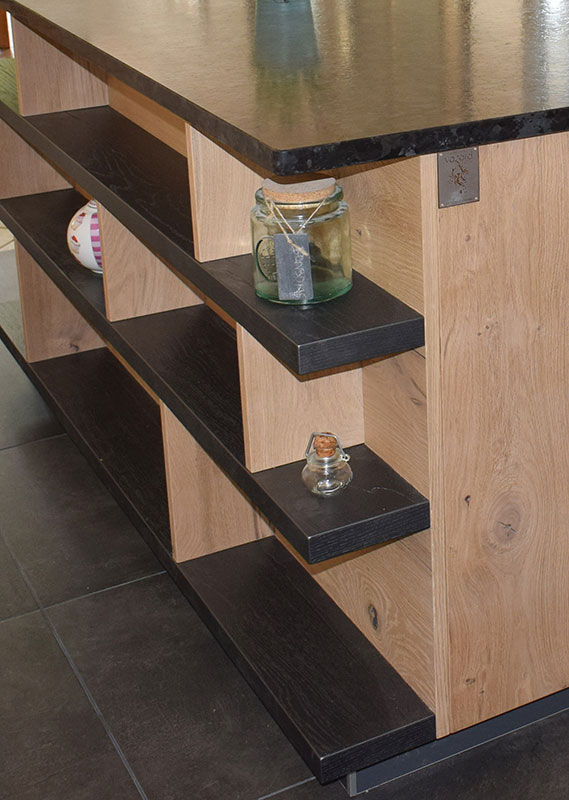 vazard-cuisine-style-industriel-bois-etagere-detail-vazard-home-cuisines-neubourg-bernay